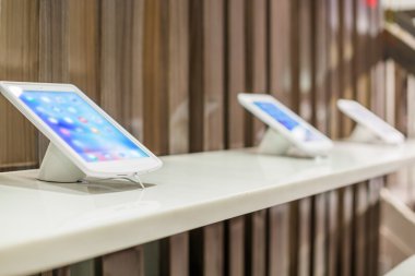 Tablet ve ücretsiz Wi-Fi ile müşteriler için stand