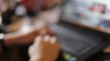 Tipik bir dizüstü bilgisayar klavye üzerinde Mens eller