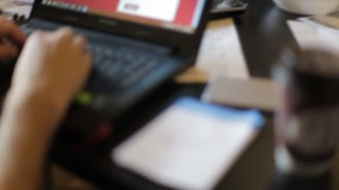 Tipik bir dizüstü bilgisayar klavye üzerinde Mens eller