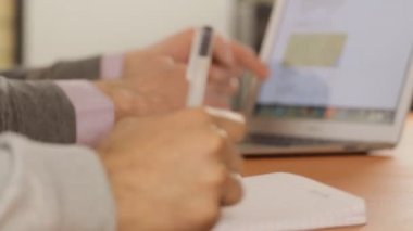 Ofiste çalışan iki işadamı..