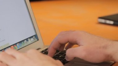 Tipik bir dizüstü bilgisayar klavye üzerinde Mens eller