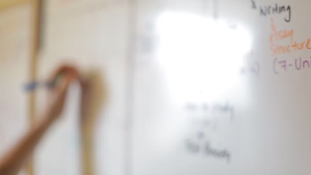 Adam bir beyaz tahta işaret üzerinde yazıyor — Stok video