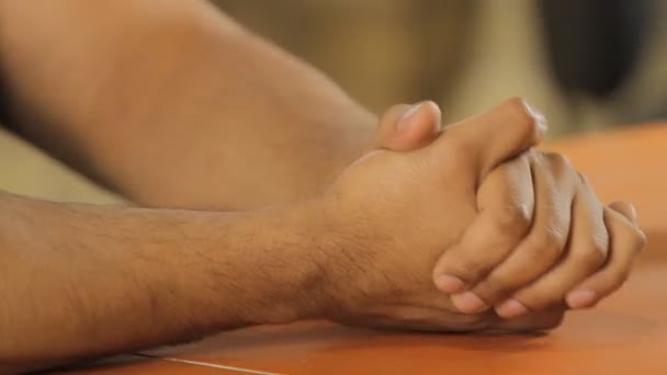 Les mains de l'homme sur la table — Video