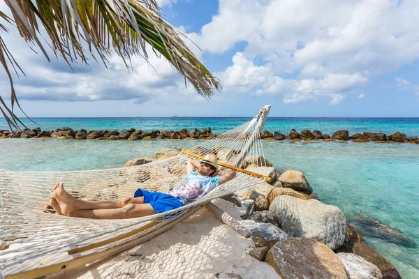 Homme relaxant dans un hamac — Photo