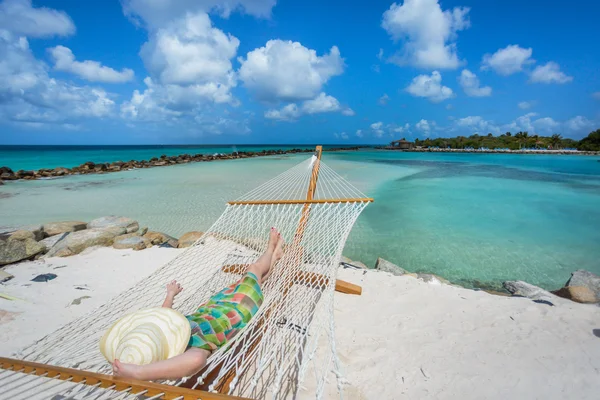 Woman relaxing in a hammock — Stock Photo, Image