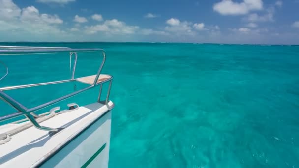 Segeln auf rauer See mit Geschwindigkeit — Stockvideo