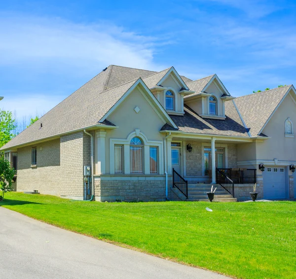 Custom-built luxe huis in de buitenwijken van Toronto, Canada. — Stockfoto