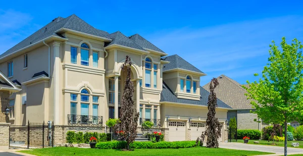 Maßgeschneidertes Luxushaus in den Vororten von Toronto, Kanada. — Stockfoto