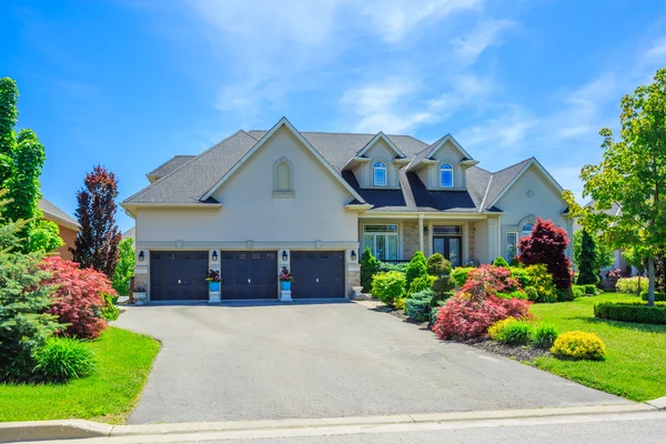 Custom built luxury house in the suburbs of Toronto, Canada. — Stock Photo, Image