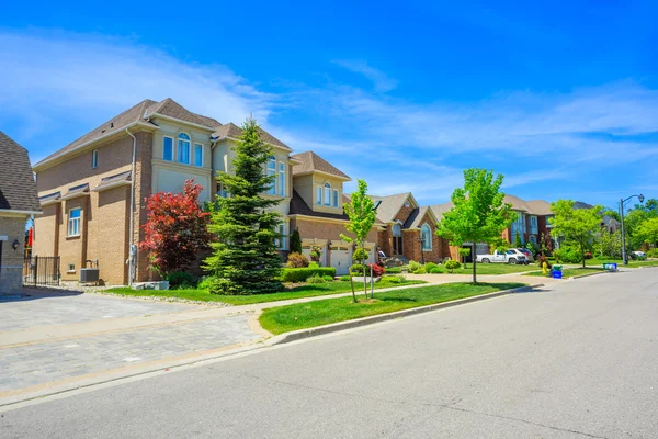 Maßgeschneidertes Luxushaus in den Vororten von Toronto, Kanada. — Stockfoto