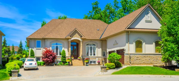 Specialbyggda lyx hus i en förort till Toronto, Kanada. — Stockfoto