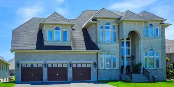 Casa de lujo construida a medida en los suburbios de Toronto, Canadá . —  Fotos de Stock