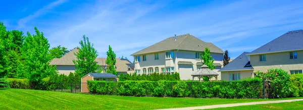 Personalizado construído casa de luxo nos subúrbios de Toronto, Canadá . — Fotografia de Stock