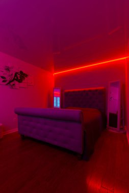 Cırtlak hücreli ve ışık desenli modern ana yatak odası