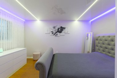 Cırtlak hücreli ve ışık desenli modern ana yatak odası