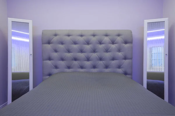 Cırtlak Hücreli Işık Desenli Modern Ana Yatak Odası — Stok fotoğraf