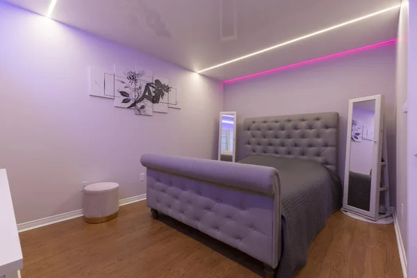 Modernes Hauptschlafzimmer Mit Kreischenden Zellen Und Led Lichtdesign Stockbild