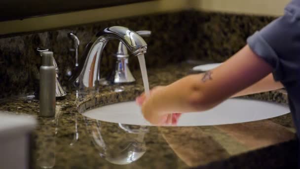 Дитина миття рук — стокове відео