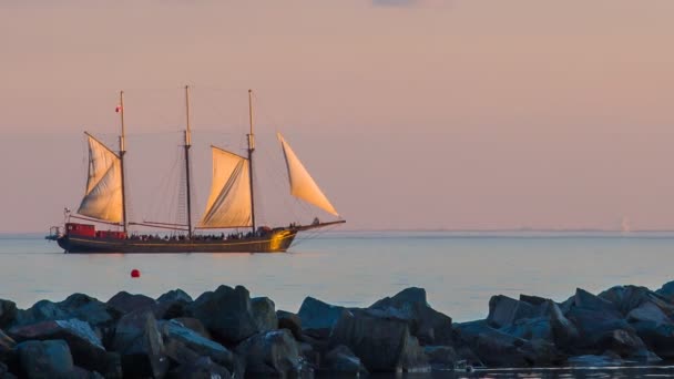 Segelboot im Sonnenuntergang — Stockvideo