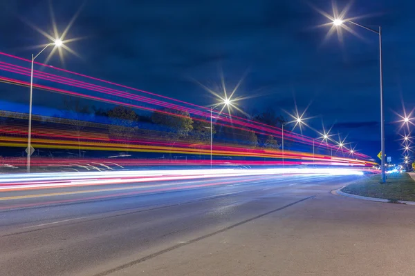 Trilhas de luz à noite — Fotografia de Stock