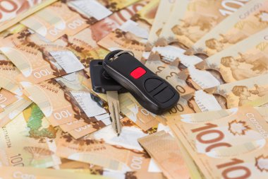 banknotların üzerinde araba anahtarları