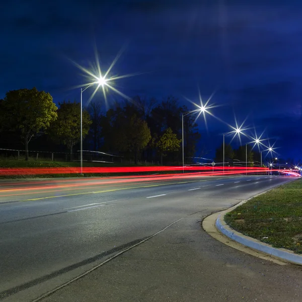 Sentiers lumineux la nuit — Photo