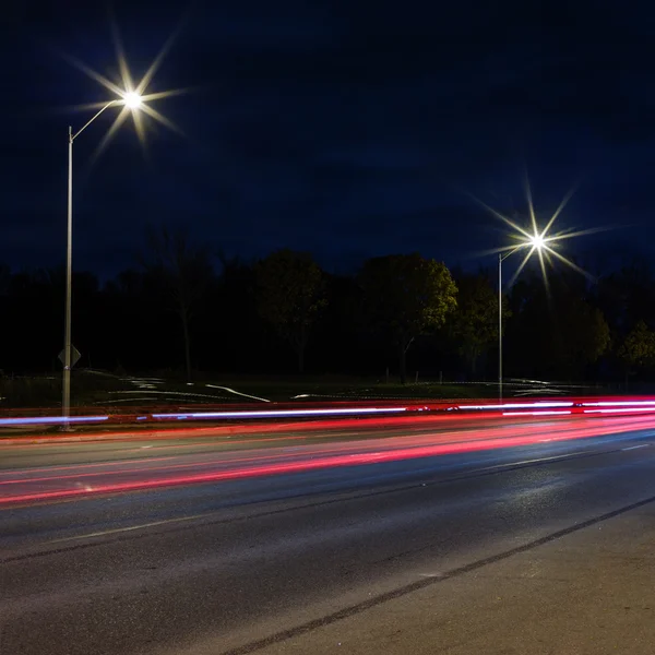 Senderos ligeros por la noche — Foto de Stock