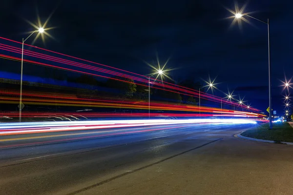 Senderos ligeros por la noche — Foto de Stock