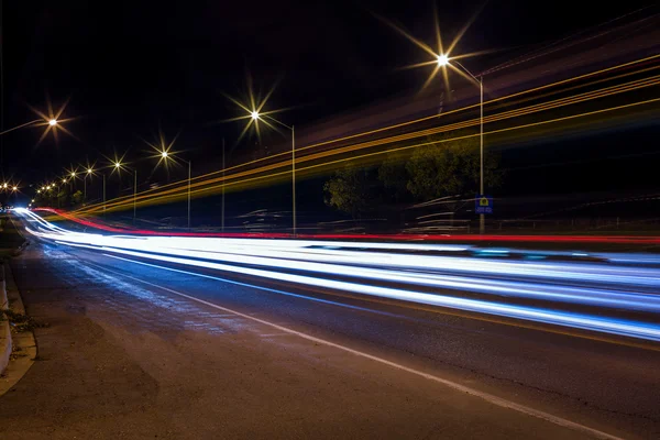 Sentiers lumineux la nuit — Photo