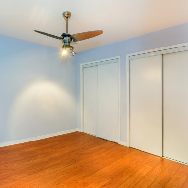 Boş yatak odasında yeni bir daire 