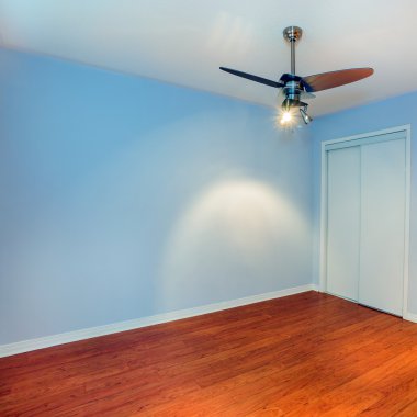 Boş yatak odasında yeni bir daire 