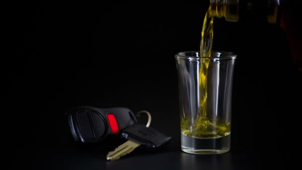 Bebida alcohólica y llaves del coche — Vídeos de Stock