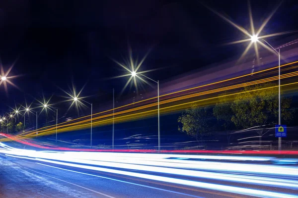 Trilhas de luz à noite — Fotografia de Stock