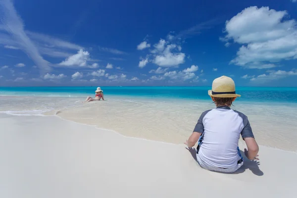 Família relaxante na praia tropical em águas turquesa — Fotografia de Stock