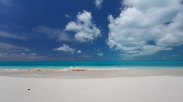 Tid förflutit av blå himmel med moln över Carribian havet — Stockvideo