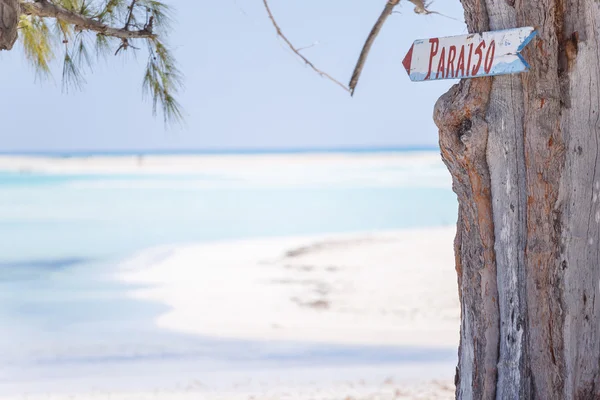 Schild am paradiesischen Strand — Stockfoto