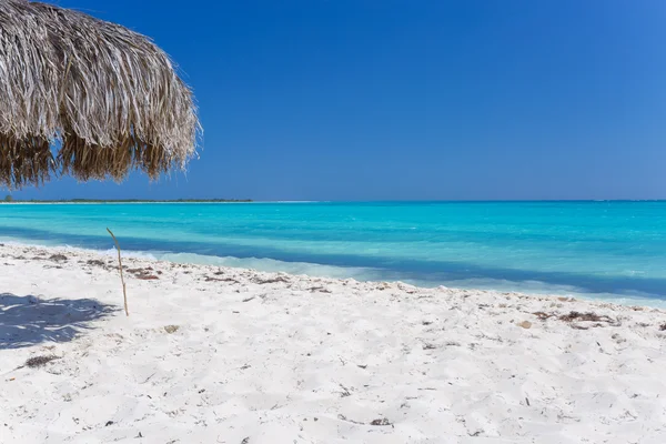 Guarda-chuva de praia feito de folhas de palma na praia exótica — Fotografia de Stock