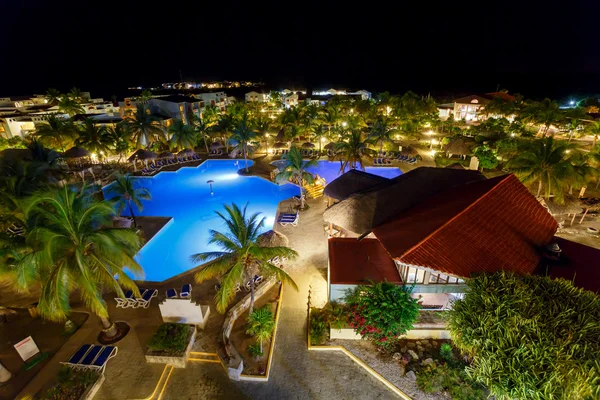 Blick auf Hotel und Schwimmbad bei Nacht, cayo largo, kuba — Stockfoto