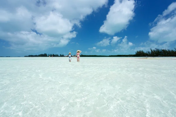 Mulher, menino e mar do Caribe — Fotografia de Stock