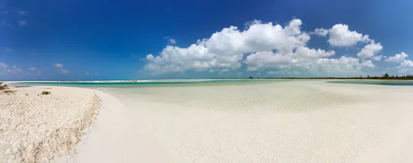 Panoramatický pohled na tropické pláži — Stock fotografie