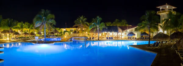 Panorama von Hotel und Schwimmbad bei Nacht, — Stockfoto