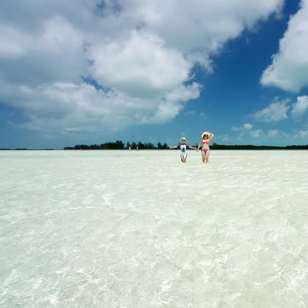 Mulher, menino e mar do Caribe — Fotografia de Stock