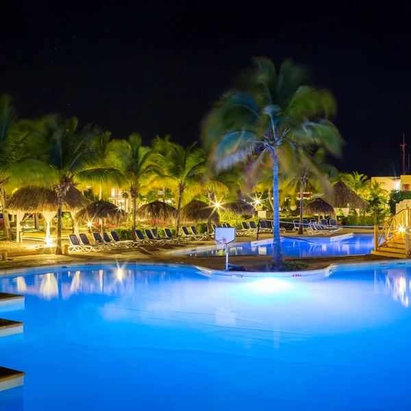 Otel ve Yüzme Havuzu gece görünümü — Stok fotoğraf
