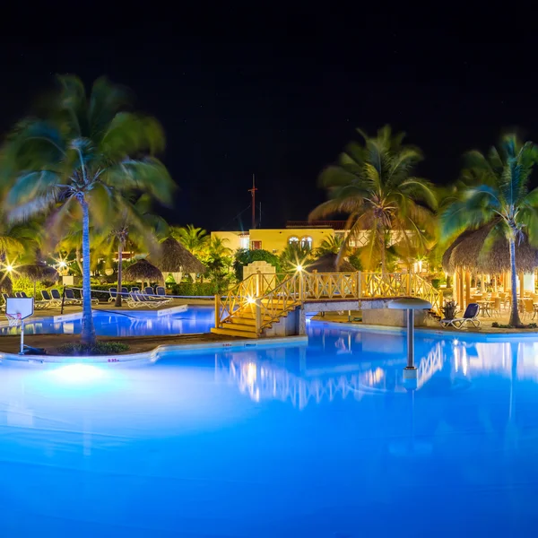 Blick auf Hotel und Schwimmbad bei Nacht — Stockfoto