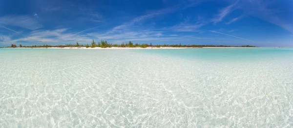 Panoramatický pohled na tropické pláži — Stock fotografie