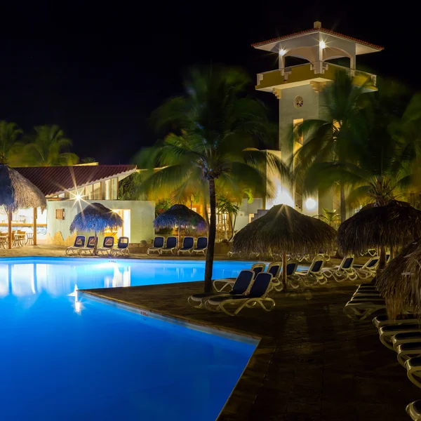 Otel ve Yüzme Havuzu gece görünümü — Stok fotoğraf