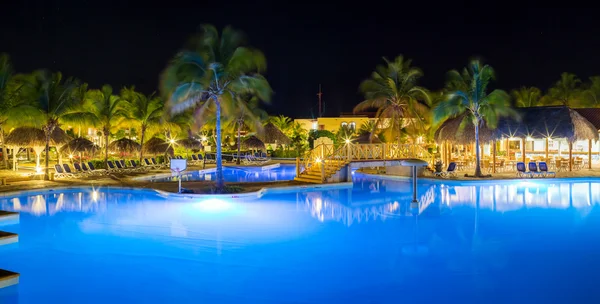 Panorama otel ve Yüzme Havuzu gece, — Stok fotoğraf