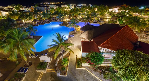 Blick auf Hotel und Schwimmbad bei Nacht — Stockfoto