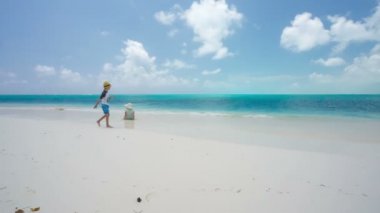 Tropik sahilde dans çocuk çocuk