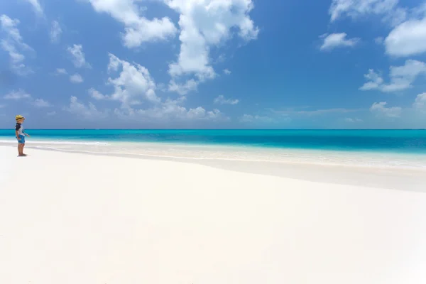 Garoto olhando para o mar na praia tropical — Fotografia de Stock